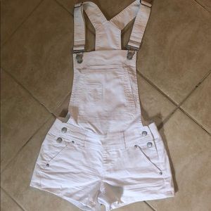 Women’s RUE 21 White Overall shorts size 1/2